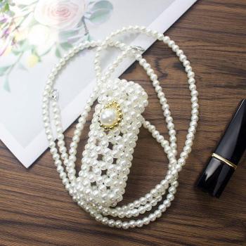 Bolso de mano con perlas y lápiz labial hecho a mano