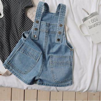 Ropa de verano infantil con estampado tropical