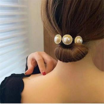 Diadema giratoria con flores y perlas