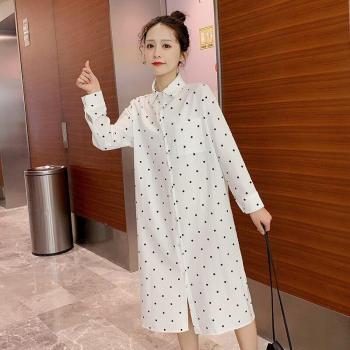 Blouse de maternité à simple boutonnage et ceinture à pois