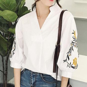 Camisa femenina de verano con diseño floral