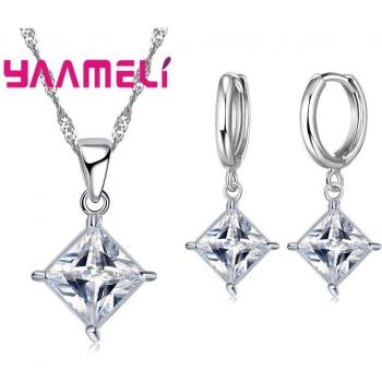 Aretes Huggie de Plata de Ley 925 con Brillantes y Conjunto de Joyería Fina