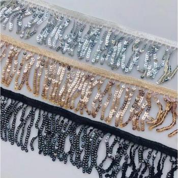 Robe de soirée en dentelle et paillettes