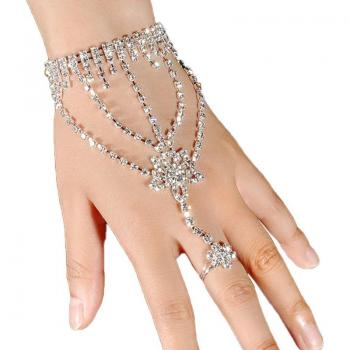 Bracelet tendance en strass argenté avec breloques
