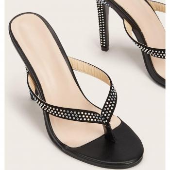 Tongs ouvertes en été avec strass