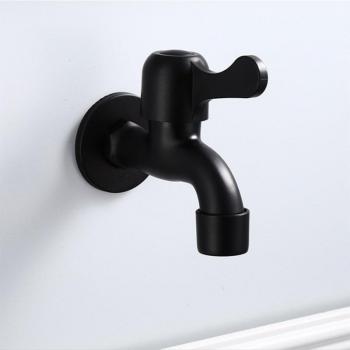 Machine à laver murale noire équipée d’un robinet d’eau froide G1/2