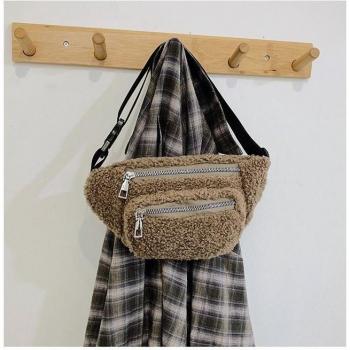 Pochette décontractée en peluche