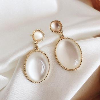 Boucles d'oreilles géométriques en zircone opale