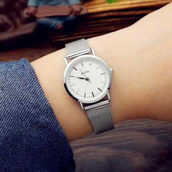 Par de relojes de malla minimalistas para hombres y mujeres