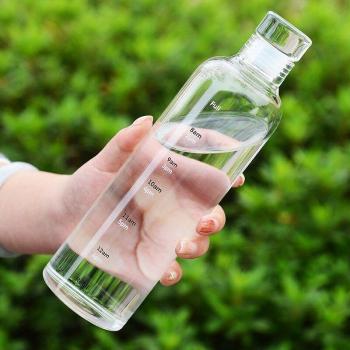 Transparente Trinkflasche mit Zeitmarkierung
