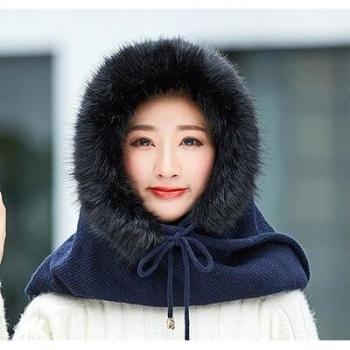 Bonnet en peluche avec écharpe assortie