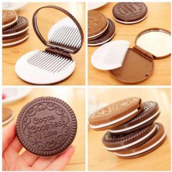Espejo compacto con peine y diseño de galletas de chocolate, café profundo