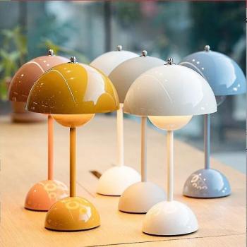 Lámpara de mesa recargable en forma de flor