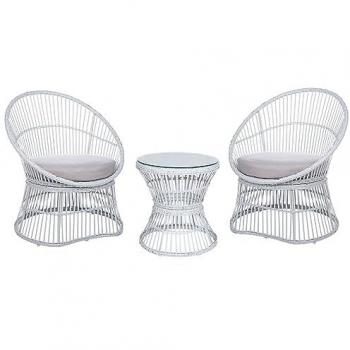 Beliani Bistro Set en rotin PE blanc cassé avec table et deux chaises Mesyna