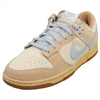 Nike Dunk Low in Hellblau