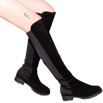 Schwarze Wildlederstiefel über das Knie