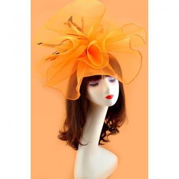 Accesorio Elegante: Sombrero Rojo con Plumaje Floral
