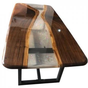 Europäischer Esstisch aus Holz mit Epoxidharz