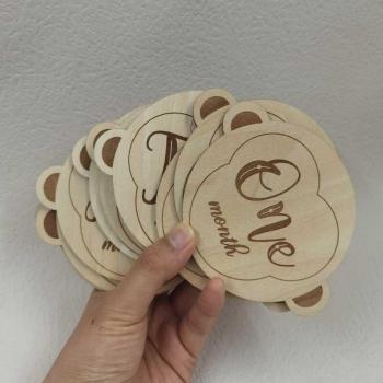 Tarjetas de Madera para Seguimiento de Bebés - 1 a 12 Meses