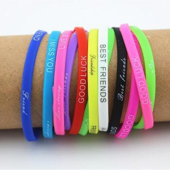Veelvoudige set van 20 kleuren mix letters print siliconen armband