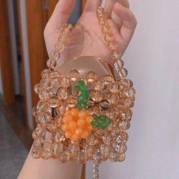 Bolso de mano hecho a mano con cuentas naranjas
